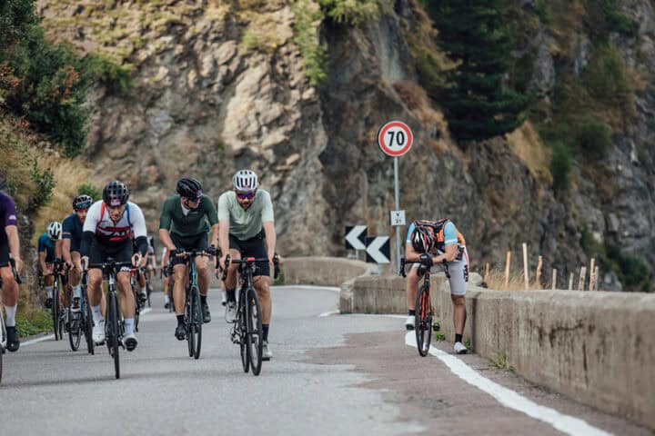 Marathon Teilnehmer fahren eine Bergstraße entlang
