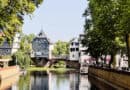 Die berühmten Fachwerkhäuser Bad Kreuznachs spiegeln sich malerisch im Mühlenteich.