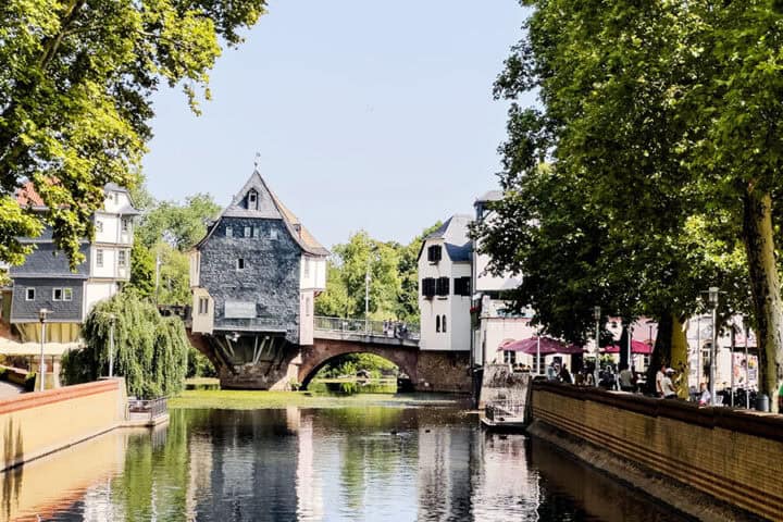 Die berühmten Fachwerkhäuser Bad Kreuznachs spiegeln sich malerisch im Mühlenteich.