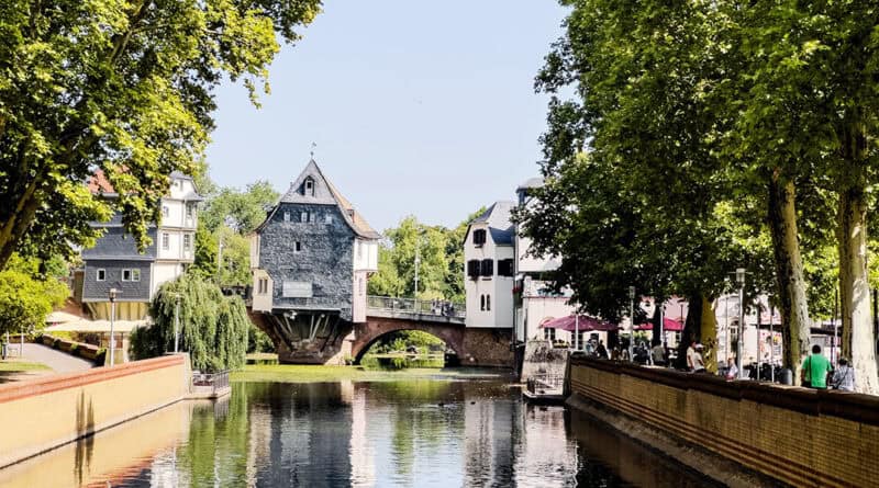 Die berühmten Fachwerkhäuser Bad Kreuznachs spiegeln sich malerisch im Mühlenteich.