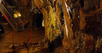 FASZINIEREND In einer der in den Fels gehauenen Hallen in der Tiefe des Berges hat sich ein kleiner See gebildet