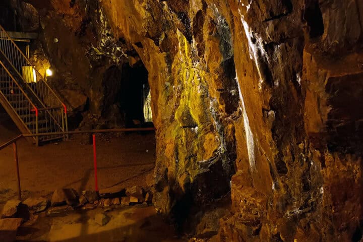 FASZINIEREND In einer der in den Fels gehauenen Hallen in der Tiefe des Berges hat sich ein kleiner See gebildet