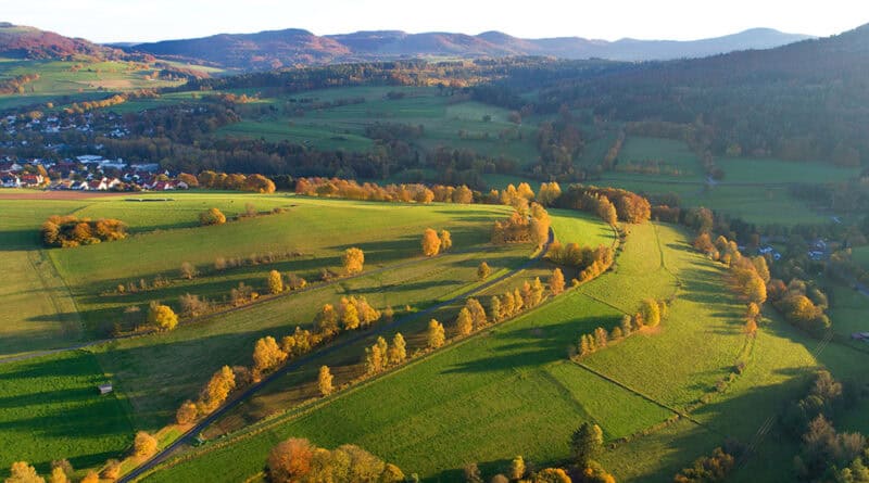 Die Herbstsonne taucht die Rhön in ein ganz besonderes Licht.