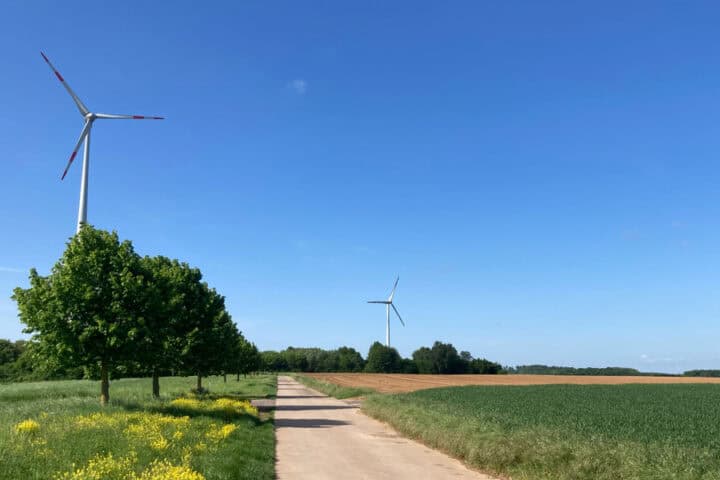 HOHE STRASSE Wo weite Felder, Windräder und ein endloser Horizont den Weg säumen wird auch 2025 wieder das Hohe Straße Fest gefeiert.