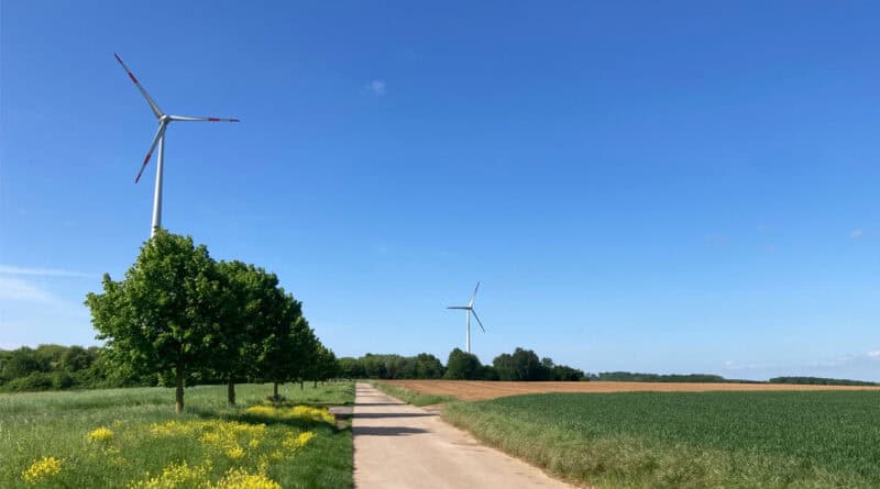 HOHE STRASSE Wo weite Felder, Windräder und ein endloser Horizont den Weg säumen wird auch 2025 wieder das Hohe Straße Fest gefeiert.
