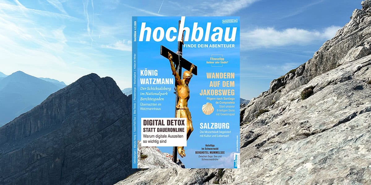 Das hochblau Magazin 1-2/2026 ziert der goldene Jesus am Kreuz, hoch oben auf dem Watzmann-Hocheck.