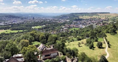 Blick von der Burg Rötteln über Lörrach und die grüne Landschaft