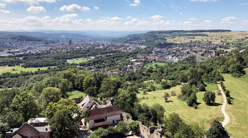 Blick von der Burg Rötteln über Lörrach und die grüne Landschaft