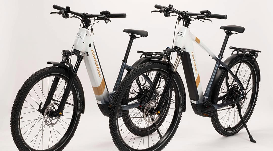 Beide neuen corratec E-Bikes E-Power MTC Elite CX8 Wave und das E-Power MTC Elite CX8 Gent als Studiomotiv nebeneinander.