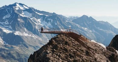 Gipfelplattform TOP OF TYROL mit weitem Blick in die hochalpine Landschaft.