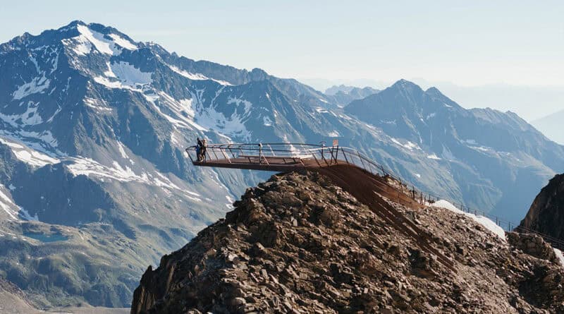 Gipfelplattform TOP OF TYROL mit weitem Blick in die hochalpine Landschaft.