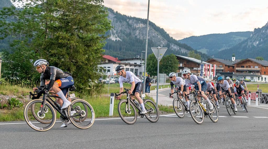 Früh am Morgen rollten die ersten Rennradfahrer durch das Tannheimer Tal. Der Radmarathon Tannheimer Tal 2026 ist eröffnet.