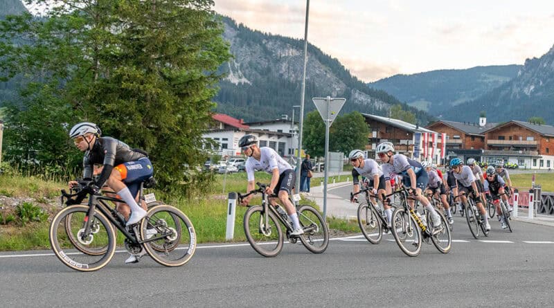 Früh am Morgen rollten die ersten Rennradfahrer durch das Tannheimer Tal. Der Radmarathon Tannheimer Tal 2026 ist eröffnet.