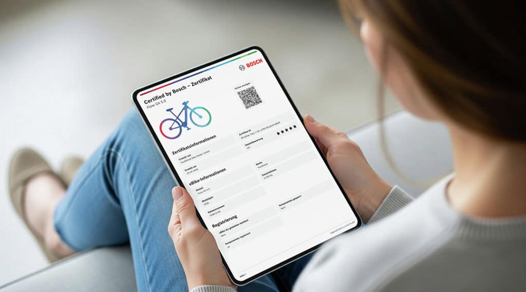 Gebrauchtes E-Bike kaufen: Auf einem Tablet ist das digitale Zertifikat „Certified by Bosch“ mit Angaben zu Akku, Antrieb und E-Bike-System zu sehen.