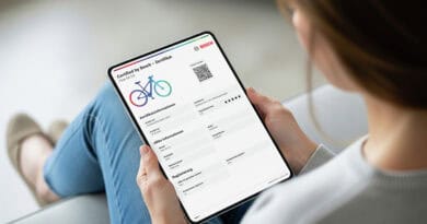 Gebrauchtes E-Bike kaufen: Auf einem Tablet ist das digitale Zertifikat „Certified by Bosch“ mit Angaben zu Akku, Antrieb und E-Bike-System zu sehen.