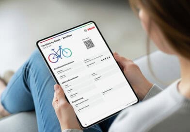 Gebrauchtes E-Bike kaufen: Auf einem Tablet ist das digitale Zertifikat „Certified by Bosch“ mit Angaben zu Akku, Antrieb und E-Bike-System zu sehen.