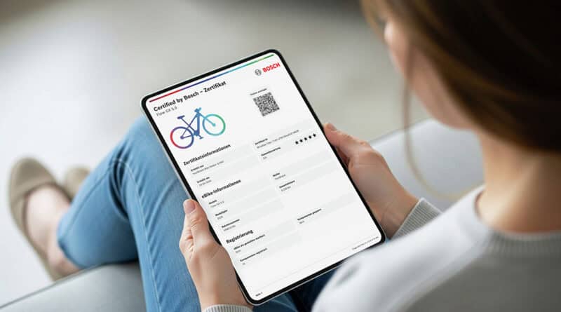 Gebrauchtes E-Bike kaufen: Auf einem Tablet ist das digitale Zertifikat „Certified by Bosch“ mit Angaben zu Akku, Antrieb und E-Bike-System zu sehen.
