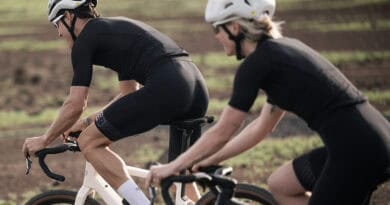 Gravel im Herbst: Zwei Fahrer auf Gravelbikes bei einer gemeinsamen Tour auf wechselndem Untergrund.