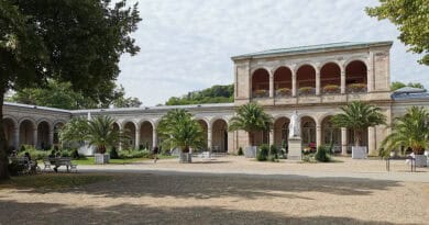 Kurorte im Wandel: historische Arkaden in Bad Kissingen.