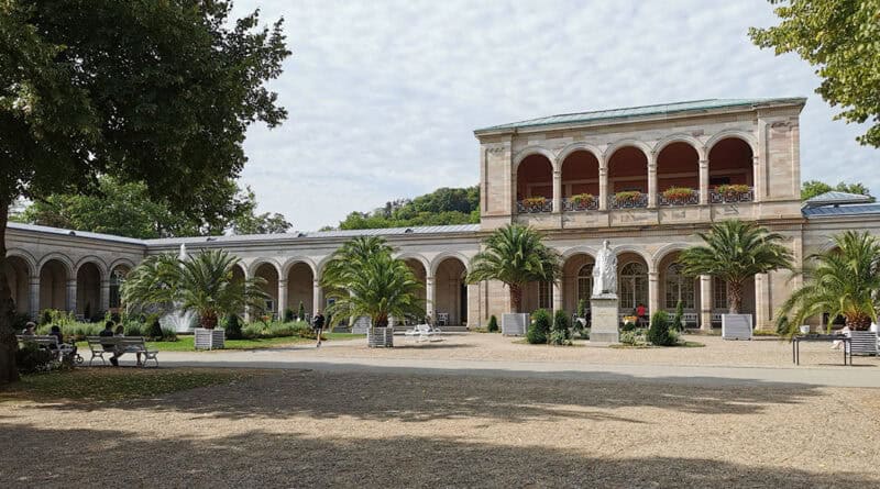 Kurorte im Wandel: historische Arkaden in Bad Kissingen.