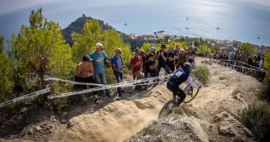 Adrien Dailly fährt bei der E-Enduro-WM 2026 einen felsigen Trail oberhalb der Mittelmeerküste von Finale Ligure.