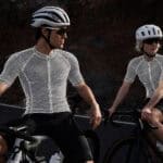 Zwei Rennradfahrer mit grafisch skizzierten Radtrikots als Motiv zum SQlab Community Design Contest 2027.