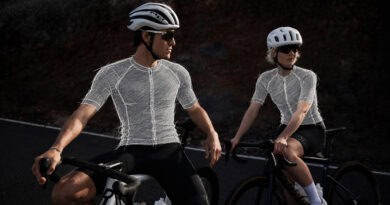 Zwei Rennradfahrer mit grafisch skizzierten Radtrikots als Motiv zum SQlab Community Design Contest 2027.