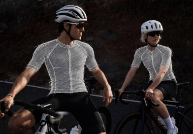 Zwei Rennradfahrer mit grafisch skizzierten Radtrikots als Motiv zum SQlab Community Design Contest 2027.