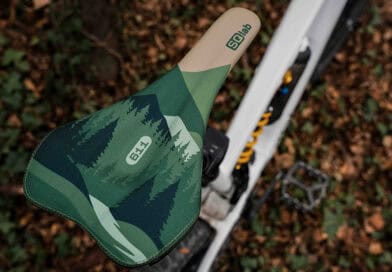 SQlab 611 active 2.1 ltd. Escape mit grünem Waldmotiv auf einem weißen Mountainbike, von oben fotografiert.