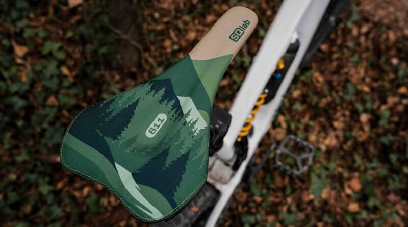 SQlab 611 active 2.1 ltd. Escape mit grünem Waldmotiv auf einem weißen Mountainbike, von oben fotografiert.