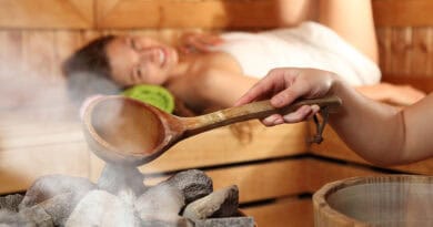 Saunaaufguss mit Holzkelle und heißen Saunasteinen – Entspannung bei der Langen Nacht der Thermen 2026.