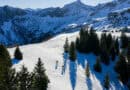 Zwei Menschen unterwegs in verschneiter Berglandschaft im Tannheimer Tal.