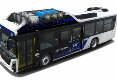 Toyota Sora Wasserstoffbus in der Dreiviertelansicht mit sichtbar dargestellten Wasserstofftanks auf dem Fahrzeugdach.