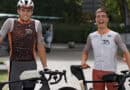 Zwei Rennradfahrer stehen nach dem Race Across Austria lächelnd mit ihren Fahrrädern am Zielort Feldkirch.