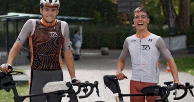 Zwei Rennradfahrer stehen nach dem Race Across Austria lächelnd mit ihren Fahrrädern am Zielort Feldkirch.