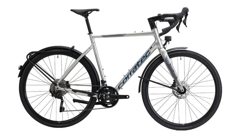 Silbernes corratec ALLROAD A EQ Gravelbike mit Schutzblechen, Gepäckträger, Lichtanlage und Rennlenker in Seitenansicht.