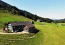 Alpe Höfle im grünen Lecknertal mit Alpengasthof, Bergwiesen, Wald und See.