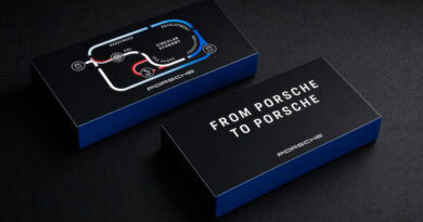 Zwei schwarze Porsche-Verpackungen mit der Aufschrift „From Porsche to Porsche“ und einer Grafik zum Rohstoffkreislauf von Hochvoltbatterien.