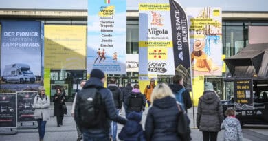 Besucherinnen und Besucher vor dem Eingang der CMT auf dem Messegelände Stuttgart mit großformatiger Tourismus- und Campingwerbung.