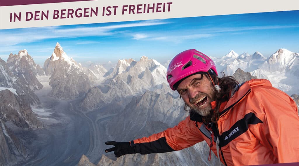 Thomas Huber vor einer Hochgebirgskulisse zum Live-Vortrag „In den Bergen ist Freiheit“ in Ulm.