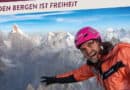 Thomas Huber vor einer Hochgebirgskulisse zum Live-Vortrag „In den Bergen ist Freiheit“ in Ulm.