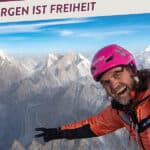 Thomas Huber vor einer Hochgebirgskulisse zum Live-Vortrag „In den Bergen ist Freiheit“ in Ulm.