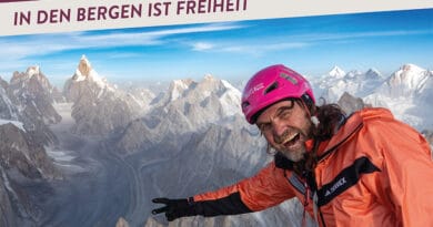 Thomas Huber vor einer Hochgebirgskulisse zum Live-Vortrag „In den Bergen ist Freiheit“ in Ulm.